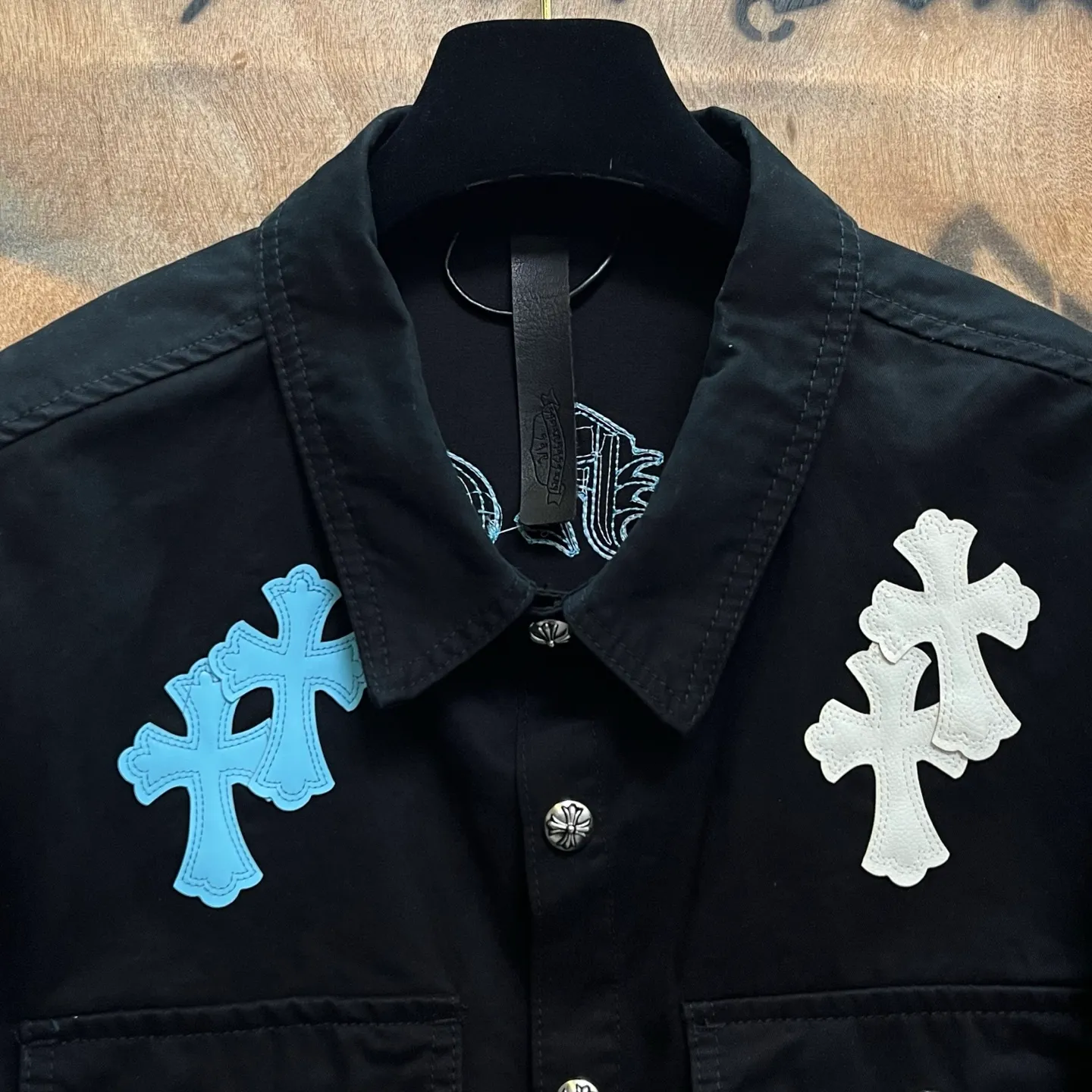 P610 Wang Zha has a new one! Heavy 15.5oz! Kill all market versions instantly! The price has bottomed out. Chrome Hearts Haute Couture Chrome Hearts patchwork leather denim jacket. The choice of high-grade twill denim custom-made fabrics is very important. It distinguishes the low version and wrong version of all pure black denim fabrics on the market. The cross patchwork leather is all imitation lambskin. All dyeing is completely restored without color difference. The inner leather label is first-layer calfskin. All hardware is 925 silver plated. It distinguishes all versions on the market. There is no better casual comparison in the market. Same style for men and women S-XL